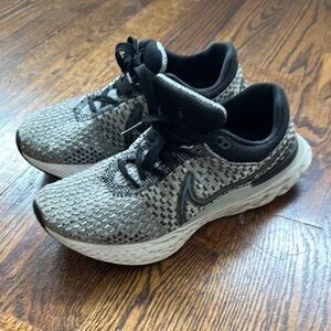 Men’s Nike infinity react size 9